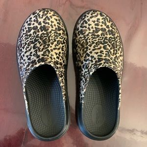 Oofos slides/mules - Cheetah Print
